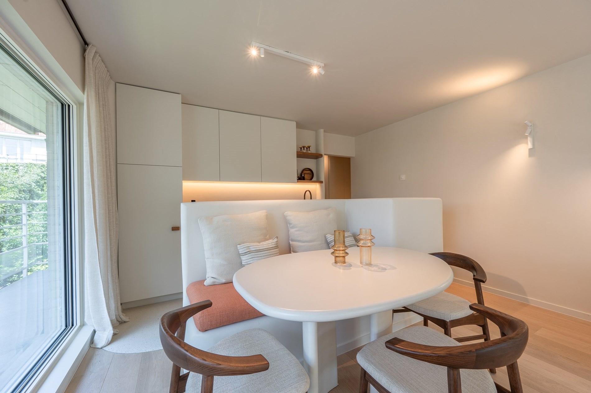 Magnifiek gerenoveerd hoekappartement gelegen op de eerste verdieping in het Cottagepad te Knokke-Het Zoute. 