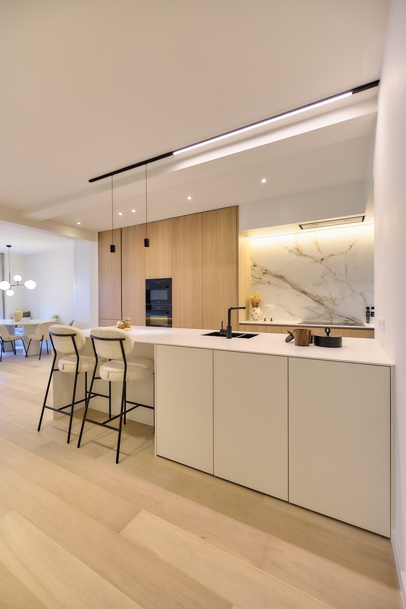 Volledig gerenoveerd appartement met 4 slaapkamers centraal gelegen in centrum van Knokke nabij de Dumortierlaan met zijdelings zeezicht. 
