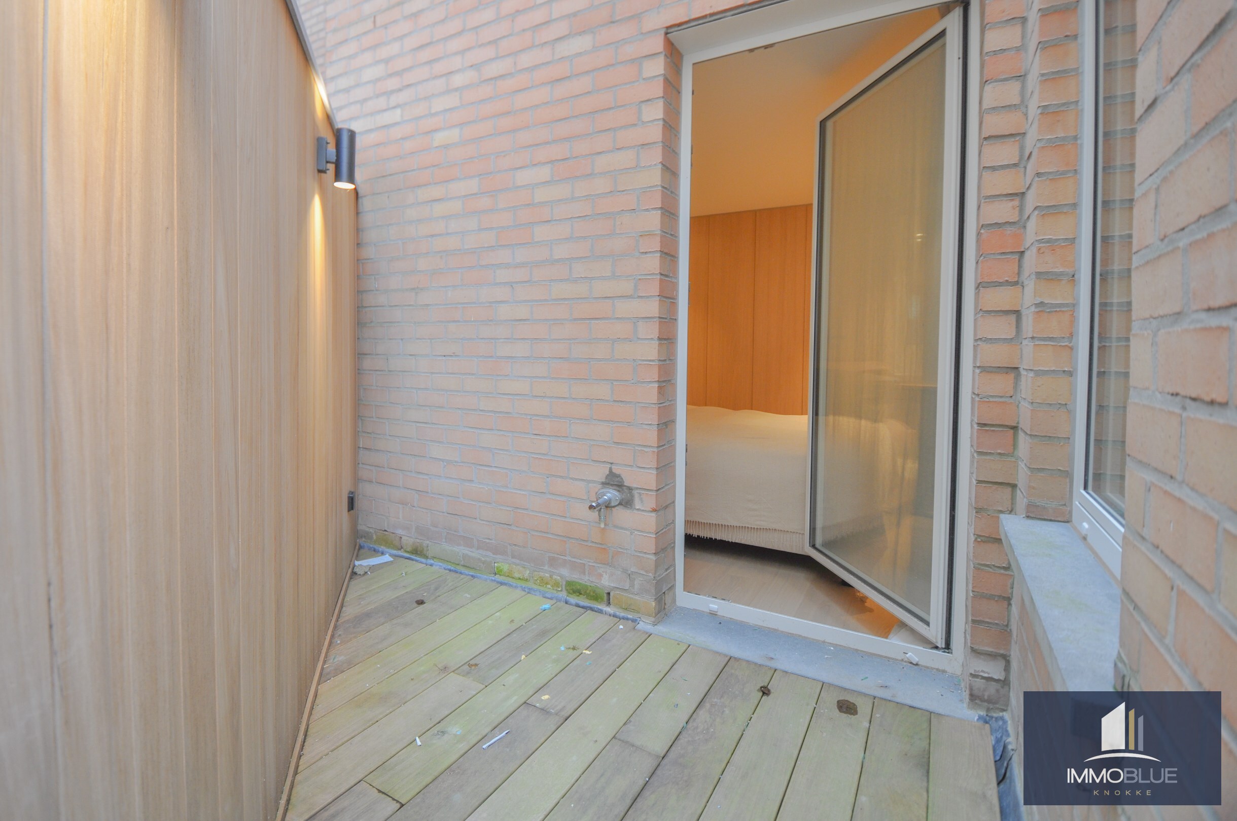 Volledig gerenoveerd appartement met een mooi zijdelings zeezicht gelegen nabij het Driehoeksplein. 