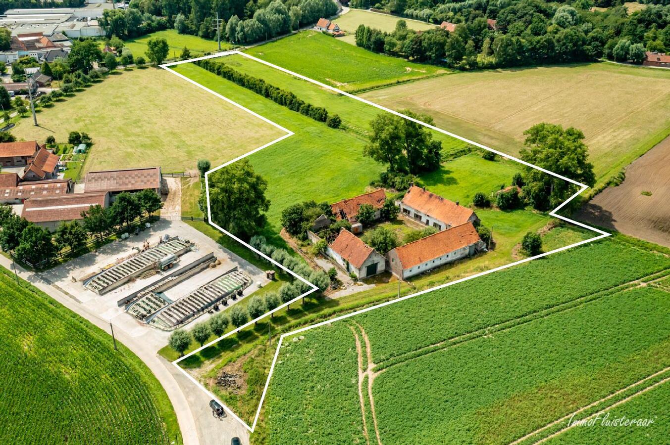 Historische gesloten vierkante hoeve op circa 2ha. 