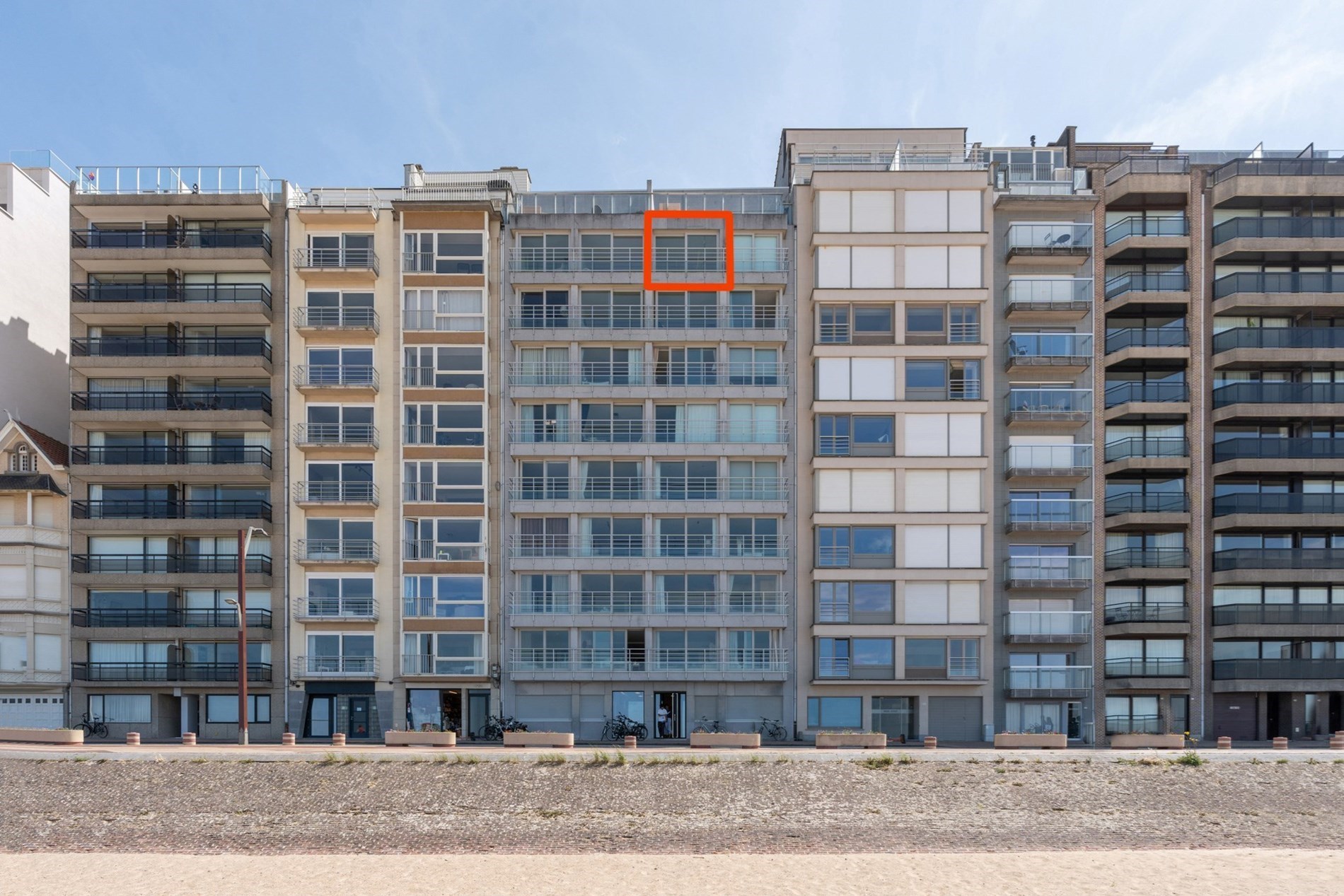 Appartement enti&#232;rement r&#233;nov&#233; b&#233;n&#233;ficiant d&#39;une vue panoramique sur la digue de Duinbergen ! (possibilit&#233; d&#39;achat d&#39;un garage) 
