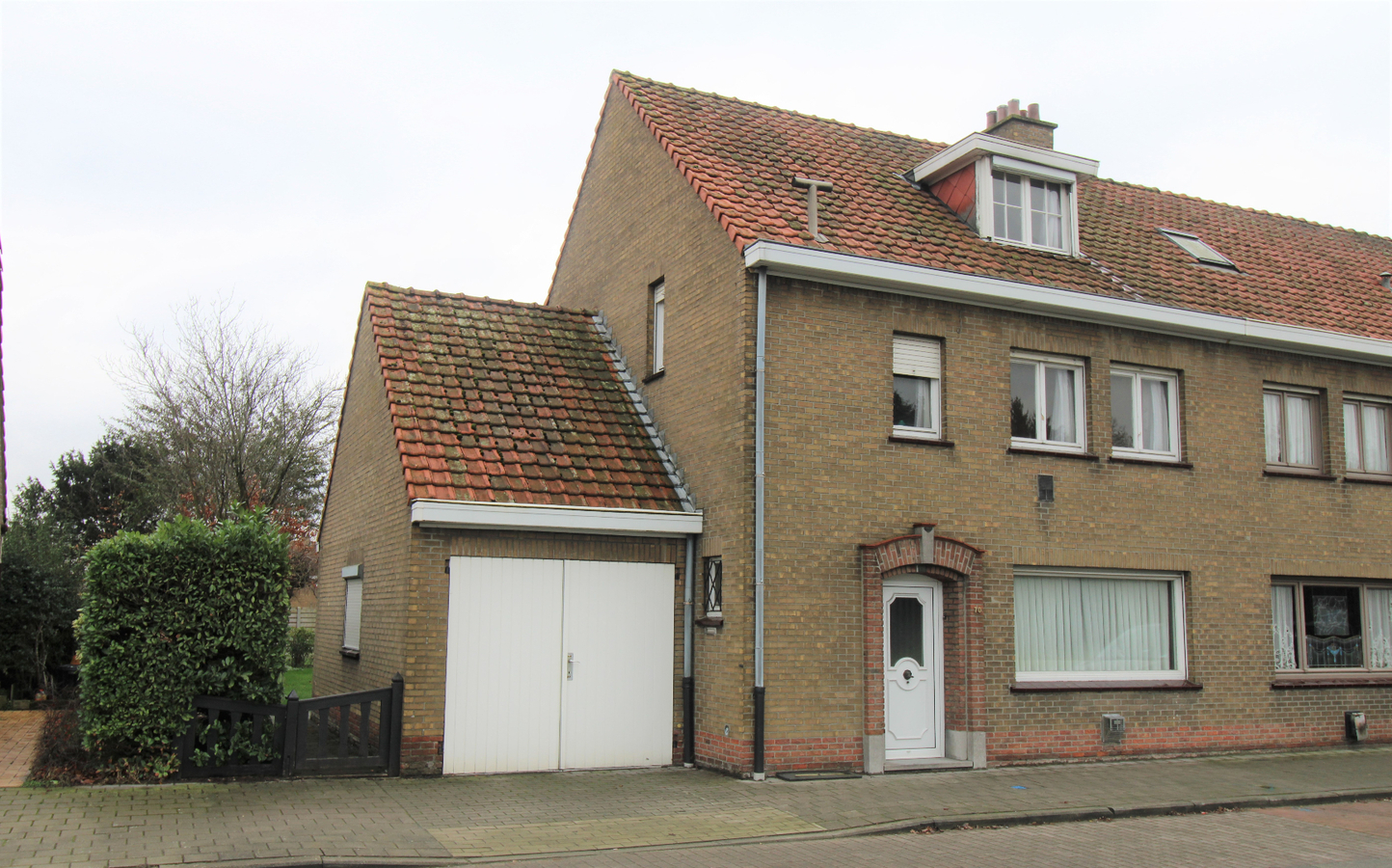 Woning met 4 slaapkamers, tuin en garage te Roeselare 