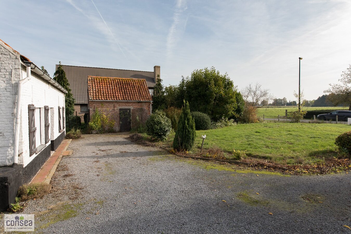 TE KOOP: SUBLIEM GELEGEN HOEVE OP EEN BUITENGEWONE OPPERVLAKTE. 