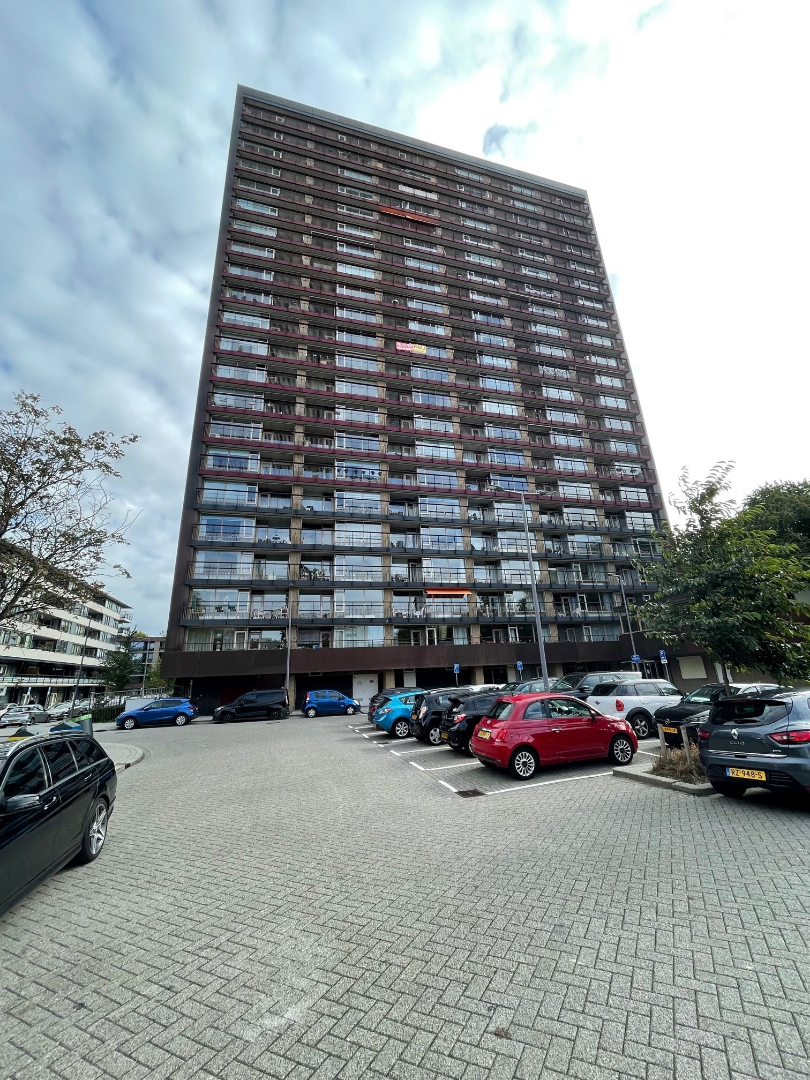 Genieten van de skyline van Rotterdam vanaf uw balkon? Met dit 3 (voorheen 2) - kamer appartement op de 10 de etage in het  55+ appartementencomplex “De Prinsenwiek” zit dat helemaal goed! 