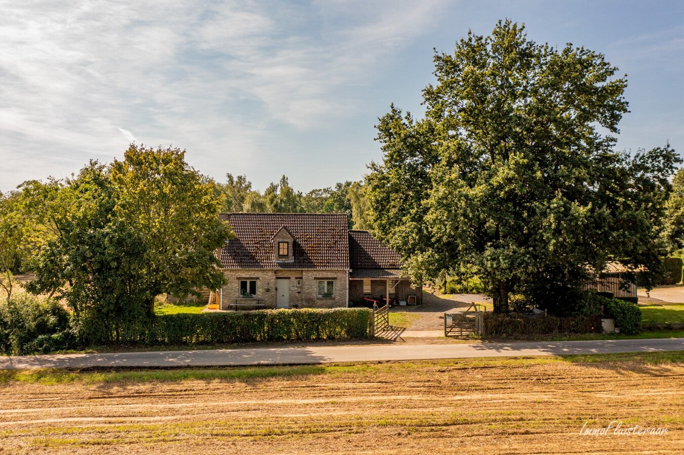 Neat house with 4 stables on approximately 75 acres in Tielt-Winge (Flemish Brabant) 