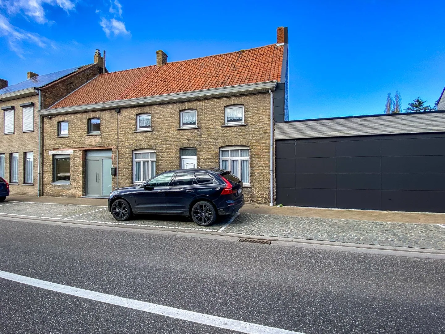 Te renoveren rijwoning met veel potentieel op 466m² te Oostduinkerke Dorp. 