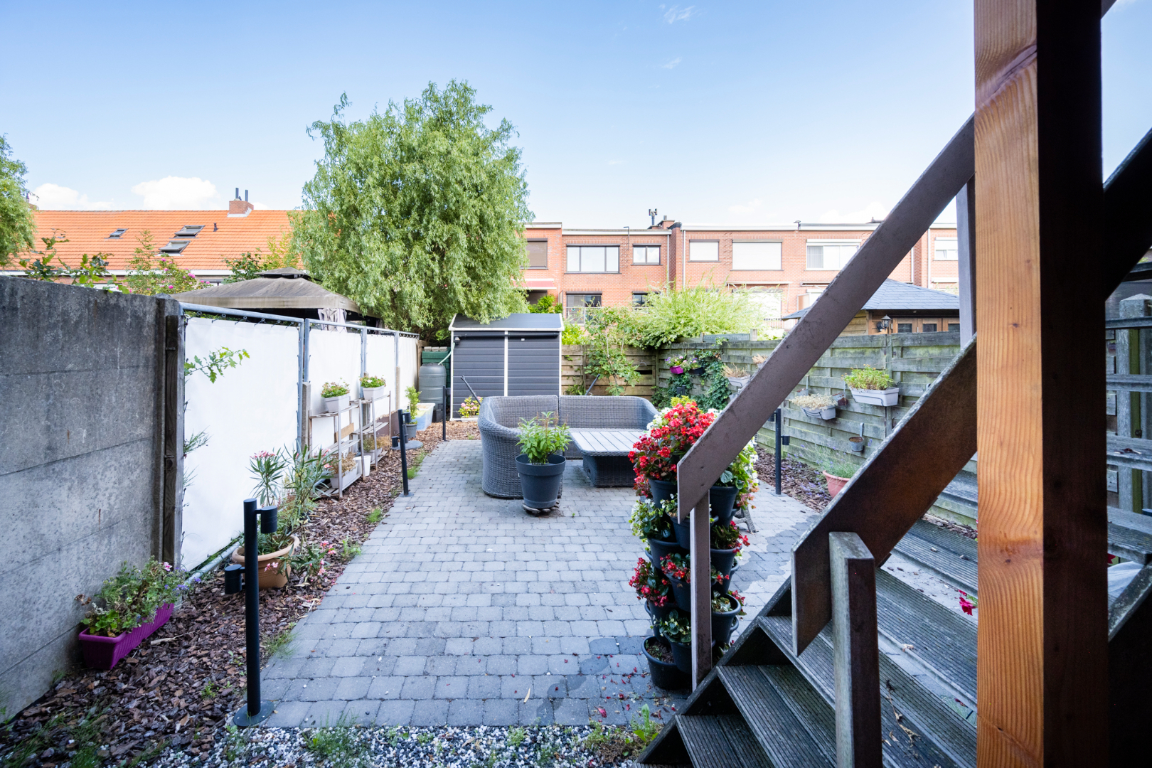 Instapklare, gerenoveerde bel-&#233;tage woning met 4 slaapkamers, terras, garage en tuin in rustige woonwijk. 