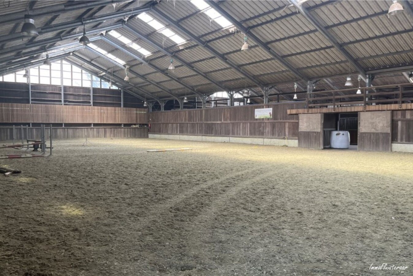 Installation &#233;questre avec une piste int&#233;rieure et une maison spacieuse sur environ 6 hectares &#224; Ham. 