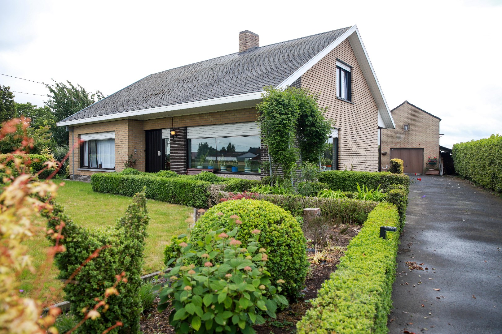 Grote alleenstaande woning met garage, werkplaats en tuin op 1.378 m&#178; 