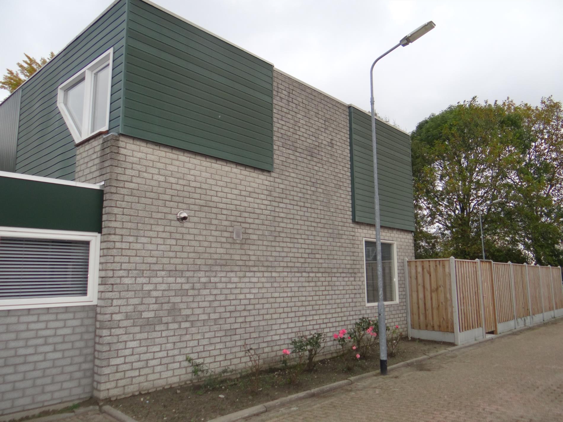 In de gewilde Magistraatwijk van Middelburg bieden wij deze uitstekend gerenoveerde hoekwoning met mooi aangelegde achtertuin aan. 