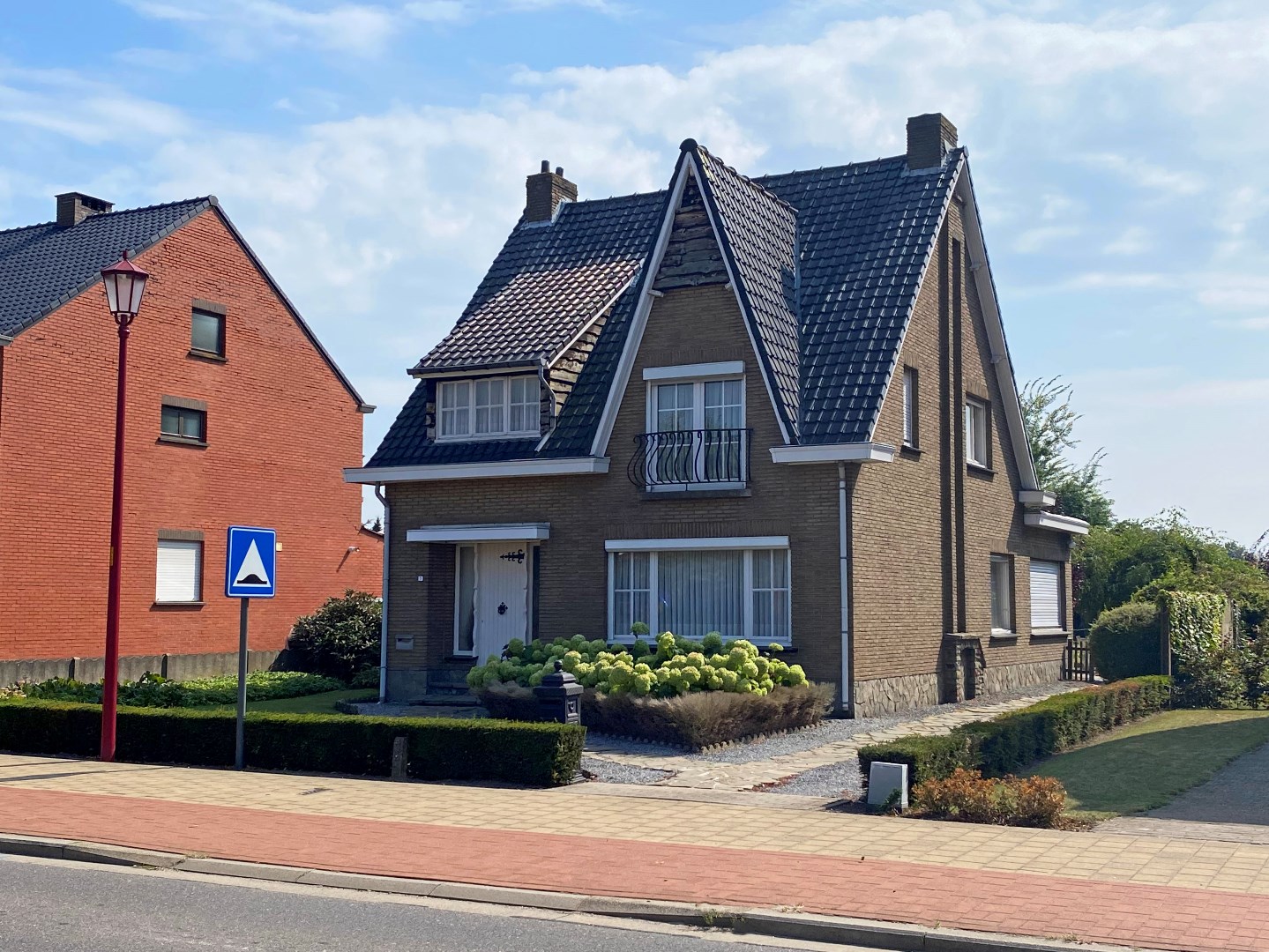 Vrijstaande woning op een perceel van 11 are 55 ca te Geel. 