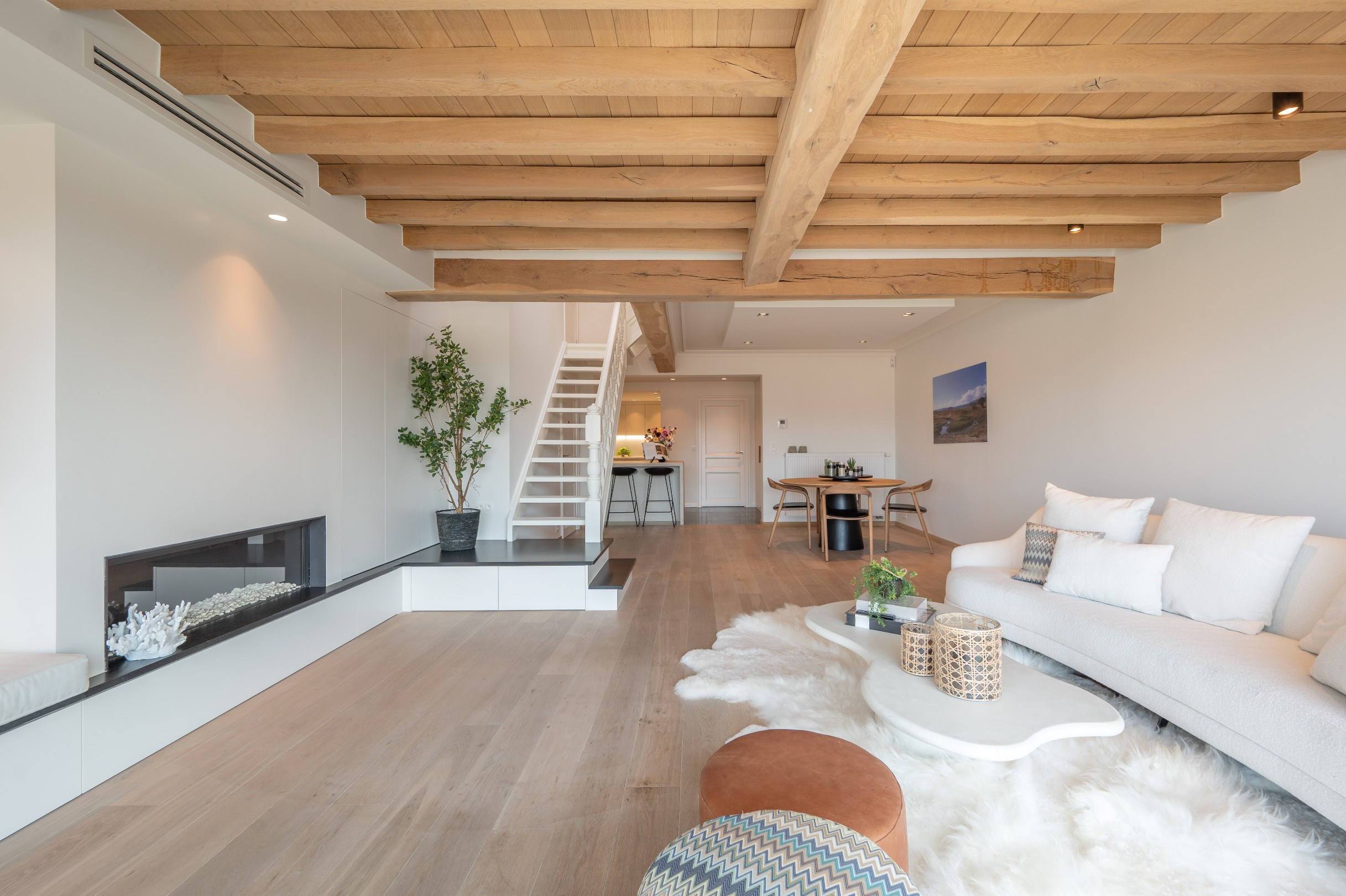 Prachtig instapklaar duplex-appartement met zonnige terrassen genietend van een open zicht en tevens zeezicht (Mogelijkheid tot aankoop van een inpandige garagebox). 