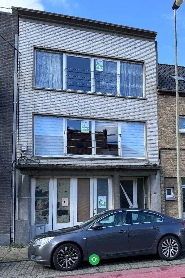 Opbrengsteigendom te koop met ruime garages in Oostende 