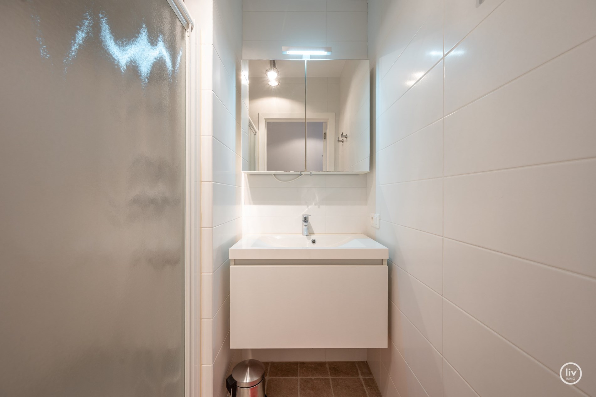 Volledig instapklaar 3-kamer appartement op wandelafstand van de Zeedijk-Duinbergen met mogelijkheid tot aankoop van een inpandige garagebox! 