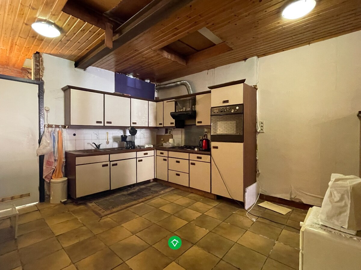 Woning met 3 slaapkamers, zeer grote werkplaats/garage/loods en tuin te Roeselare 