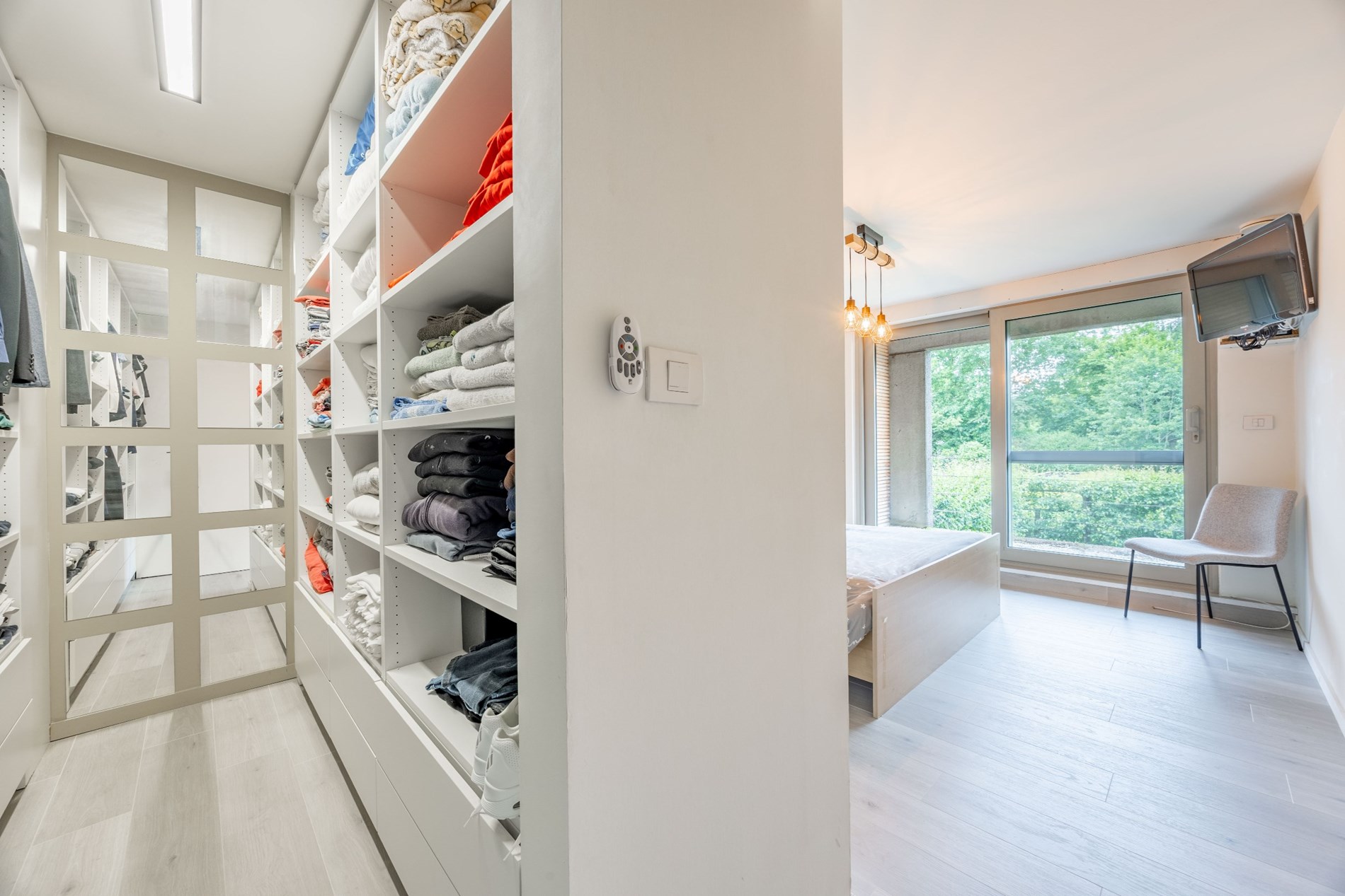 Master bedroom met dressing