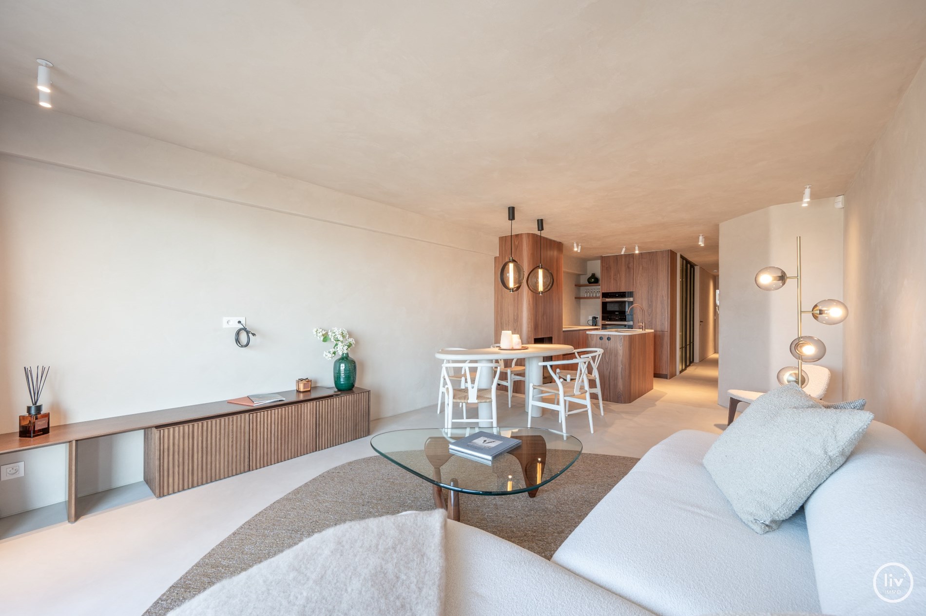 Prachtig appartement met FRONTAAL ZEEZICHT en 3 slaapkamers gelegen op de Zeedijk te Knokke. 