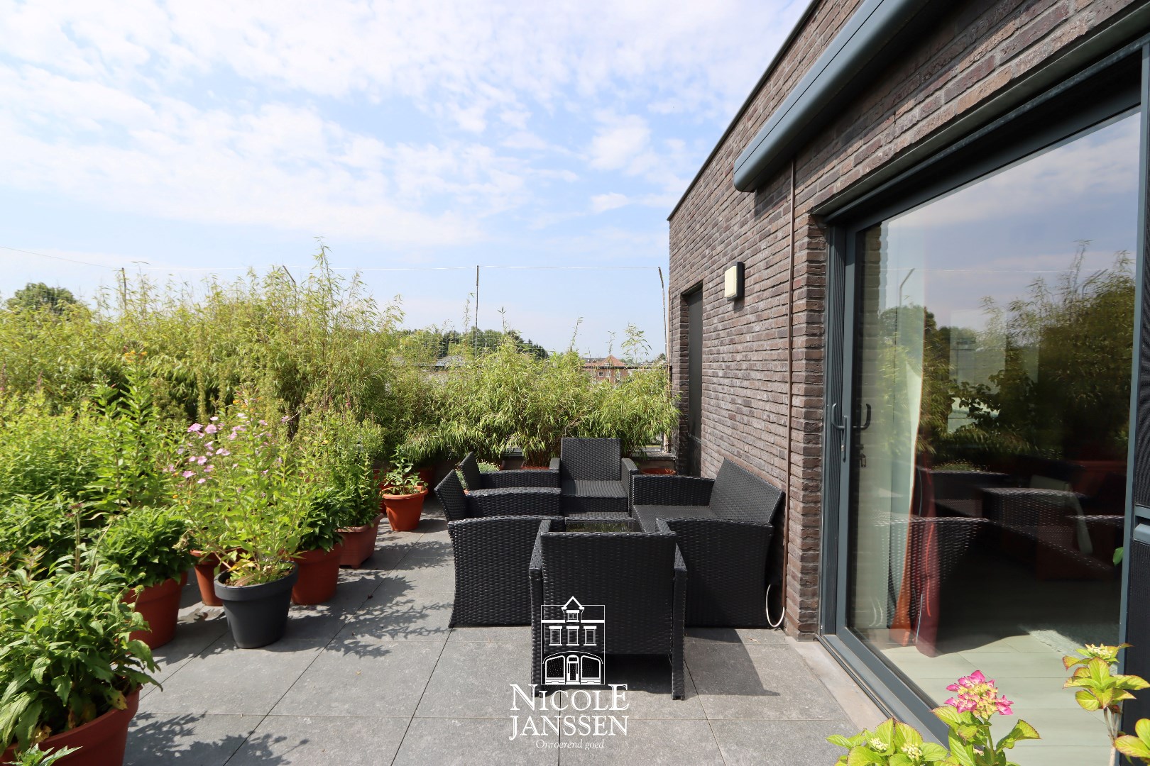terras van 56m² met zonneluifel