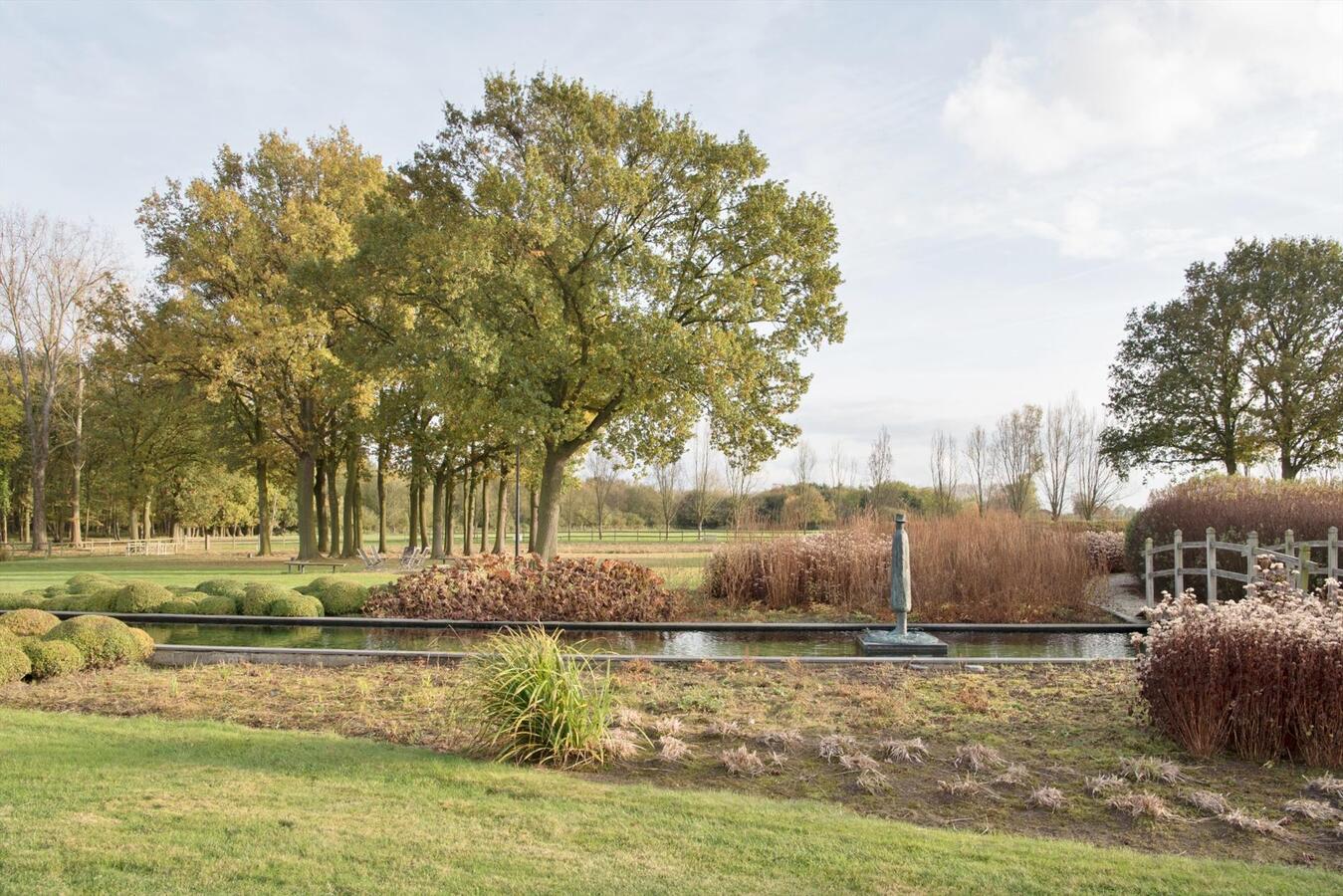 Exclusieve, hoogwaardig gerenoveerde hoeve op ca. 16 ha te Lier 