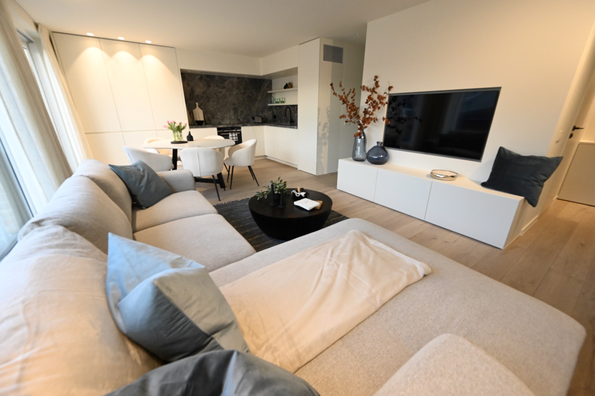 Appartement sous les toits enti&#232;rement r&#233;nov&#233; avec terrasses ensoleill&#233;es &#224; 20 m&#232;tres &#224; pied de la digue Albertstrand. 