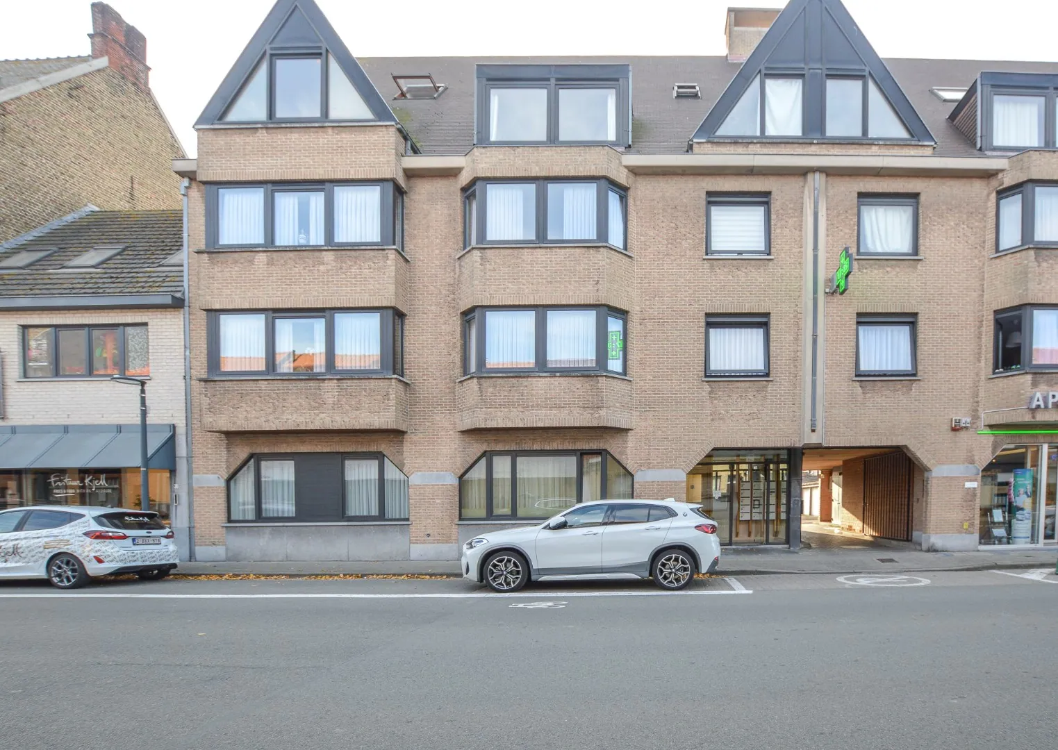 Gelijkvloers appartement met 2 slaapkamers en garage tegenover markt Oudenburg.