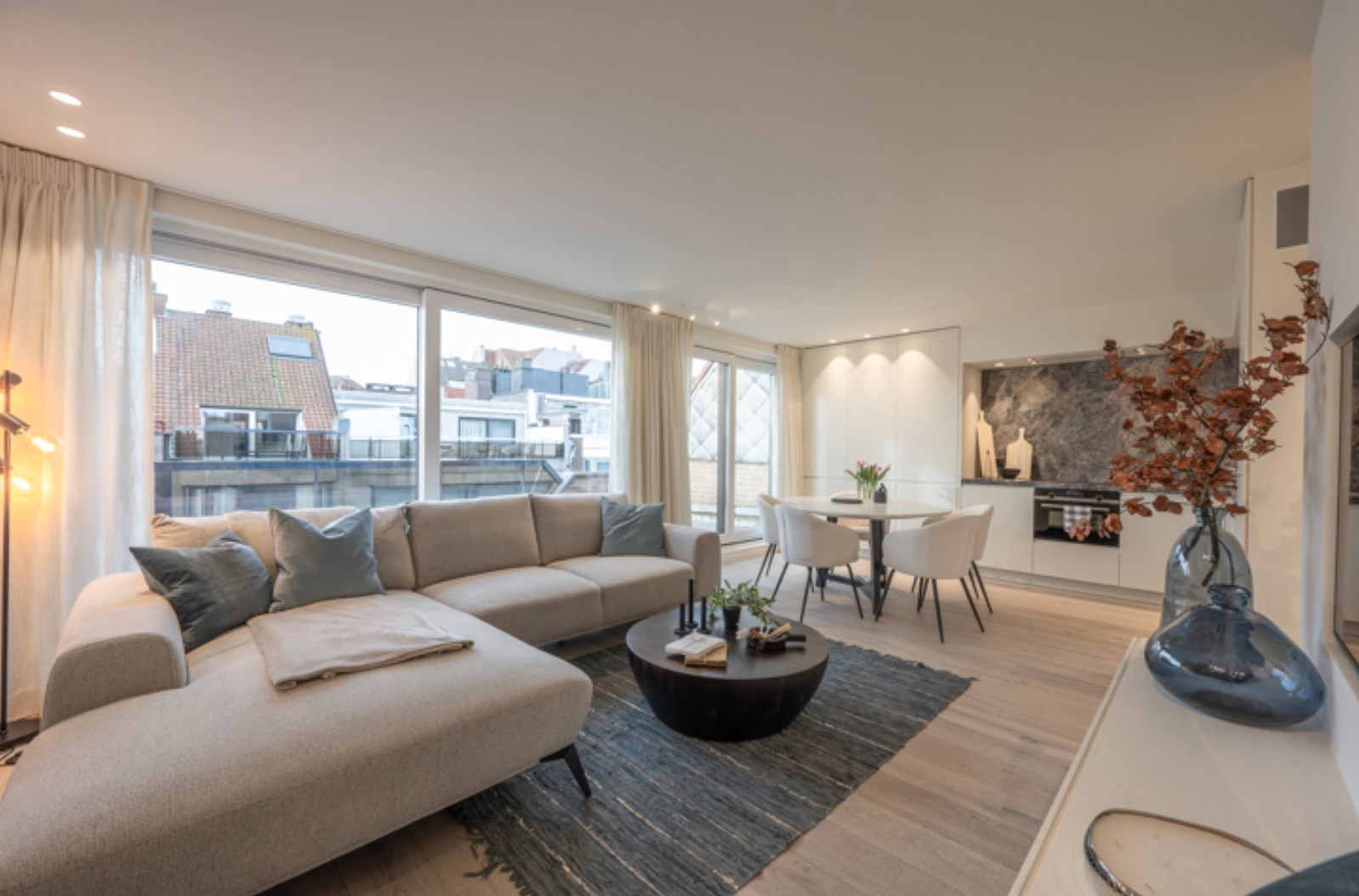 Integraal gerenoveerd dak-appartement met zonne-terrassen op 20 meter wandelafstand van de zeedijk-Albertstrand. 