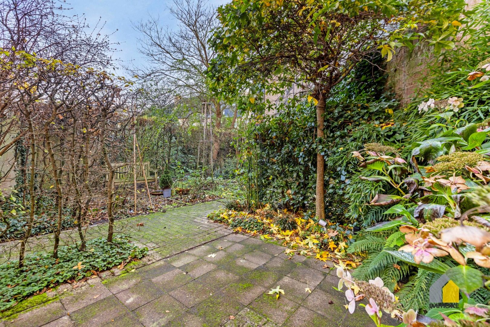 Gelijkvloers appartement (89 m&#178;) met 2 slaapkamers, stadstuintje en kelderberging. 