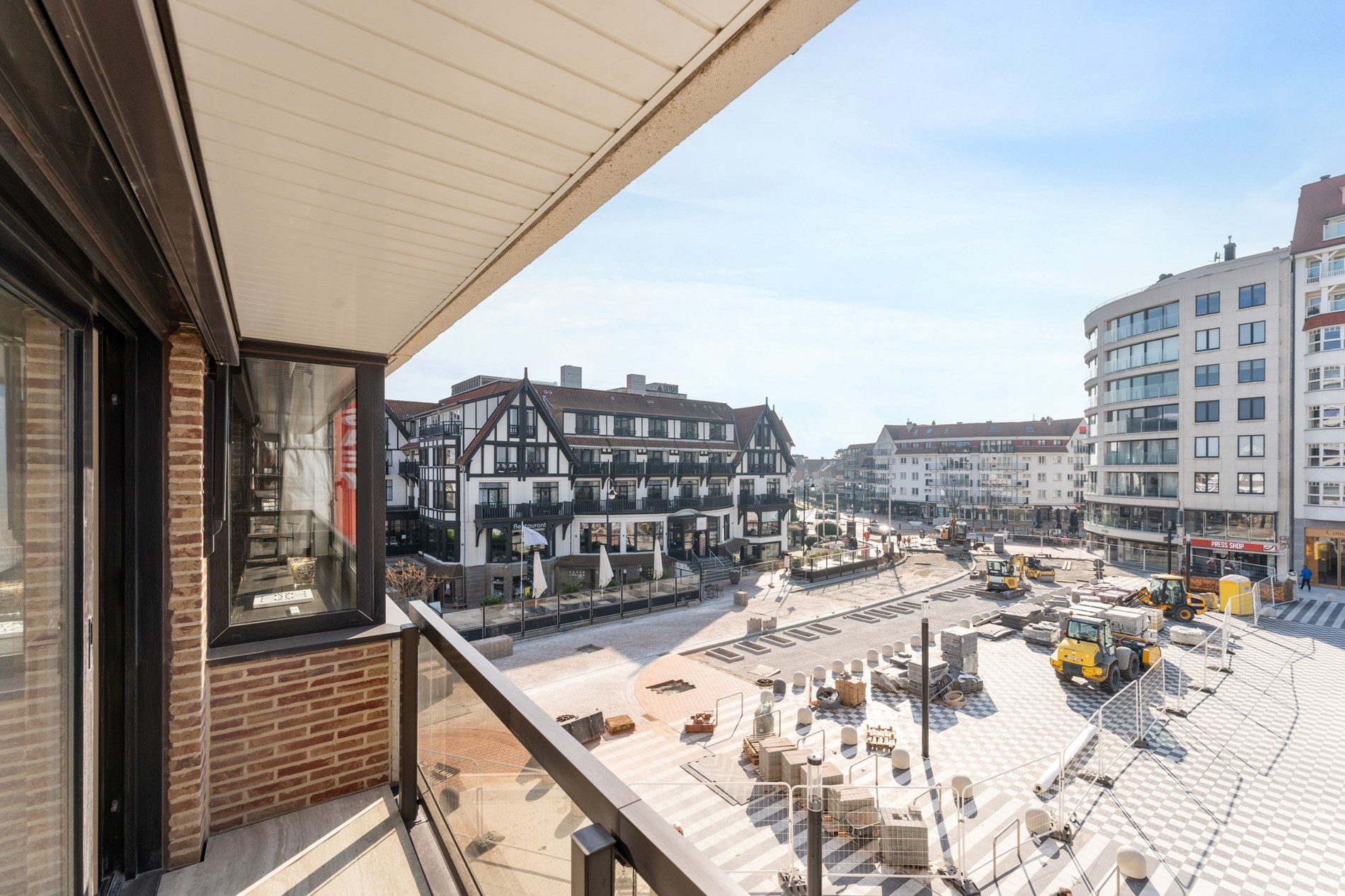 Appartement de luxe avec terrasse ensoleill&#233;e et vue sur la mer situ&#233; sur la place Albert &#224; Knokke. 