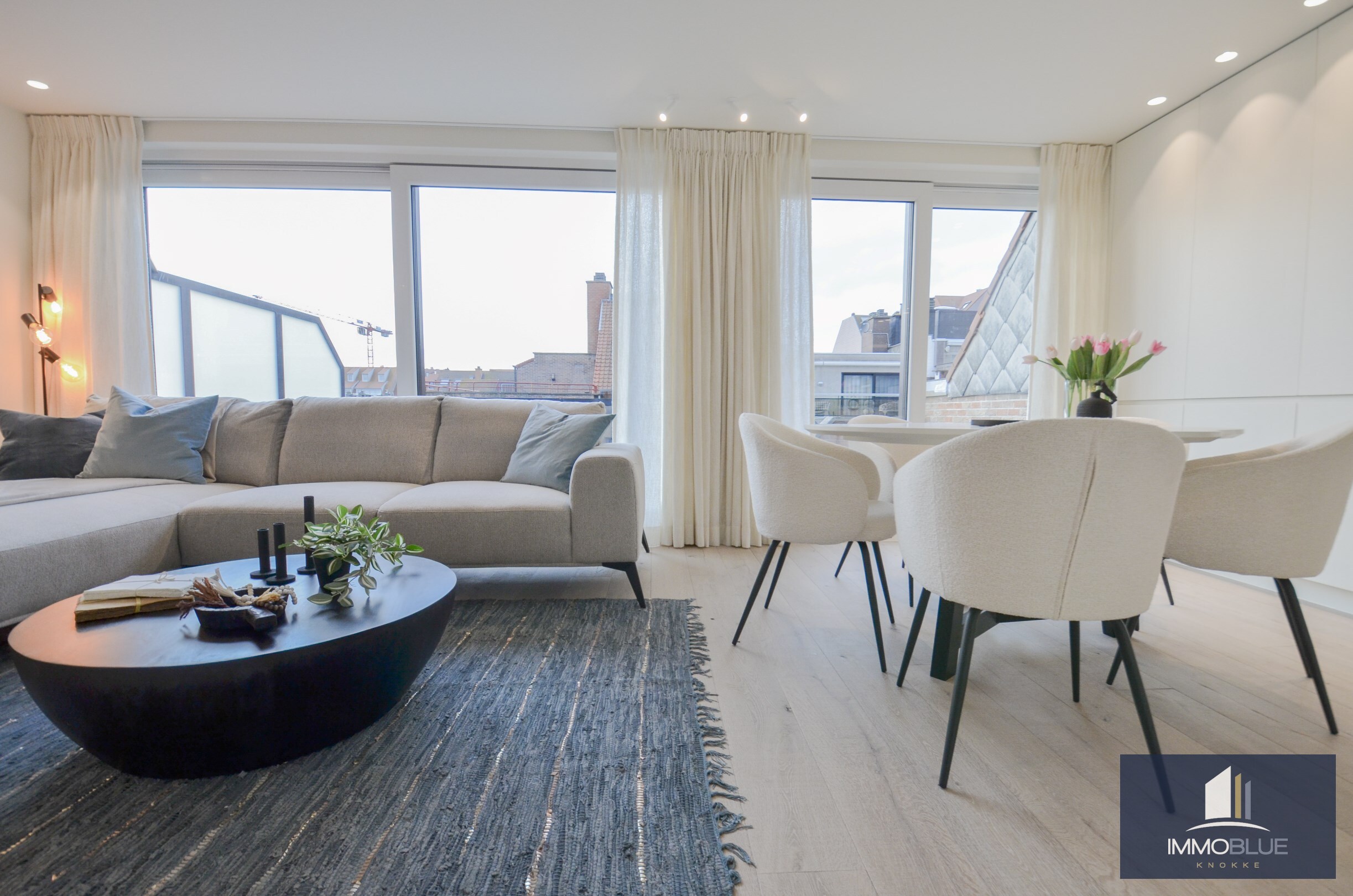 Penthouse enti&#232;rement r&#233;nov&#233; avec deux terrasses spacieuses (+/- 50 m&#178;) situ&#233; &#224; deux pas de la mer. 