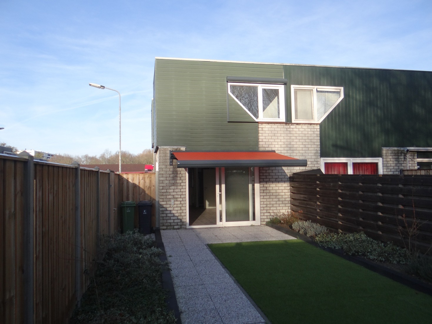 In de gewilde Magistraatwijk van Middelburg bieden wij deze uitstekend gerenoveerde hoekwoning met mooi aangelegde achtertuin aan. 