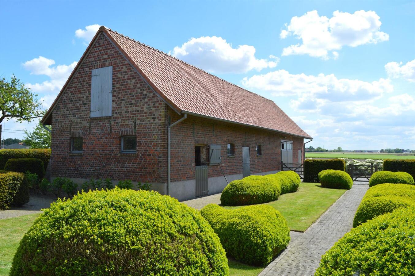 Recente woning met stalgebouwen op ca. 1 ha te Hooglede 