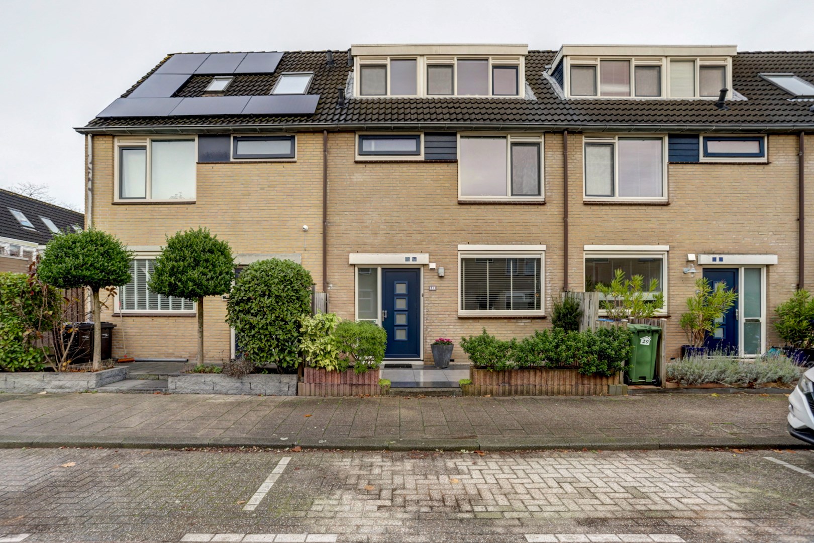 Dit fijne en energiezuinige (A-label) familiehuis met moderne keuken, 4 slaapkamers, 3 dakkapellen en riante achtertuin is direct te betrekken! 