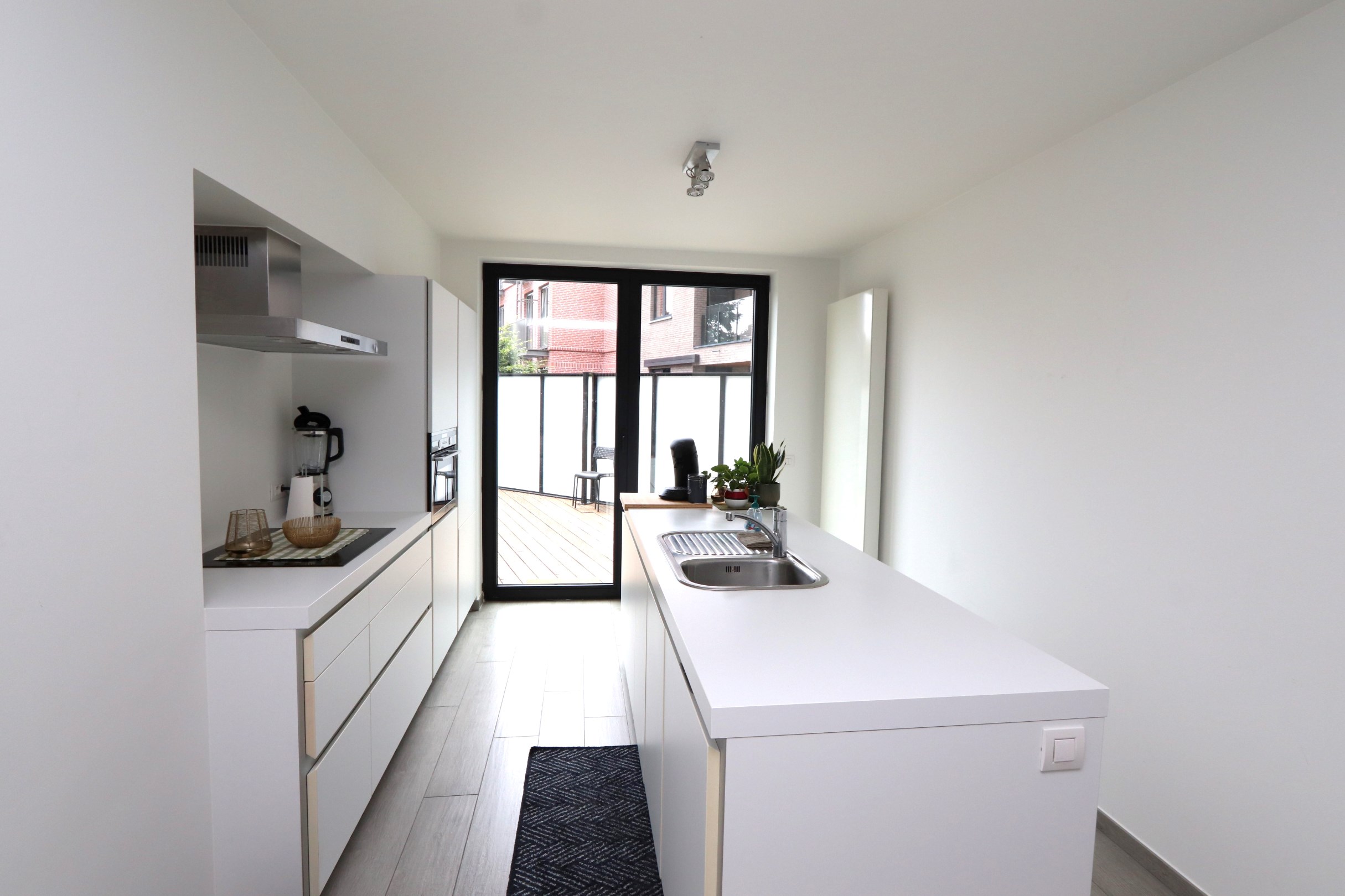 INSTAPKLAAR APPARTEMENT MET 2 SLAAPKAMER EN GARAGE 