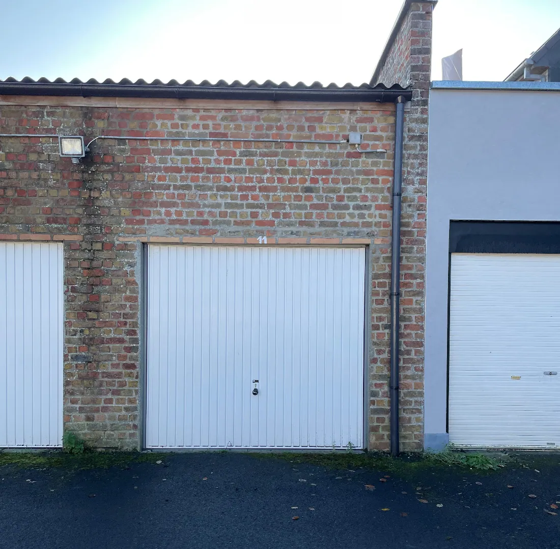 Garagebox te huur centrale ligging in de Haan op private binnenkoer. 