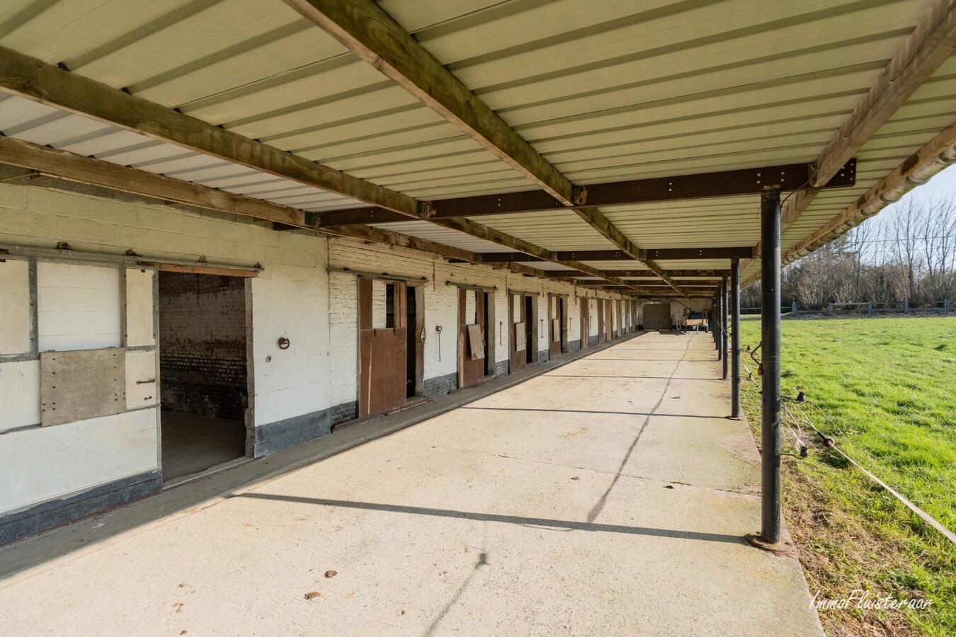 Idyllische en multifunctionele eigendom met stalling, bijgebouwen en renbaan op ca. 7ha 