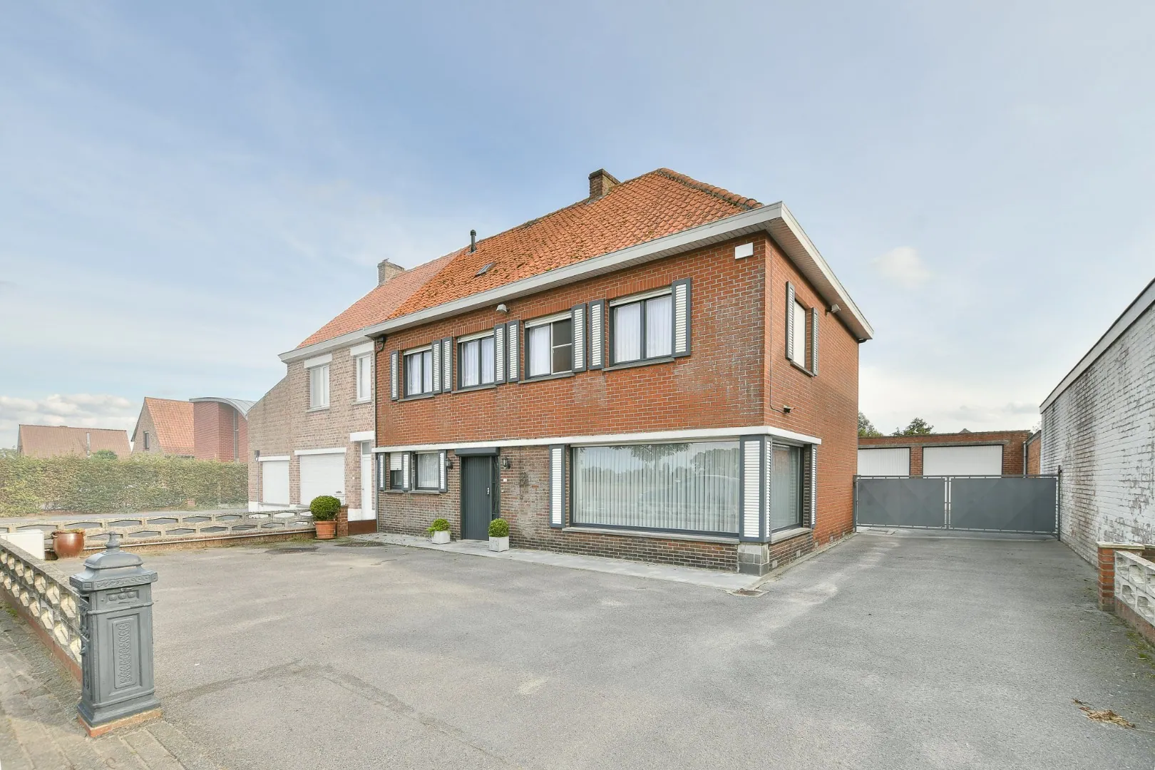 Ruime halfopen woning op 1.260 m² met 4 slaapkamers en loods