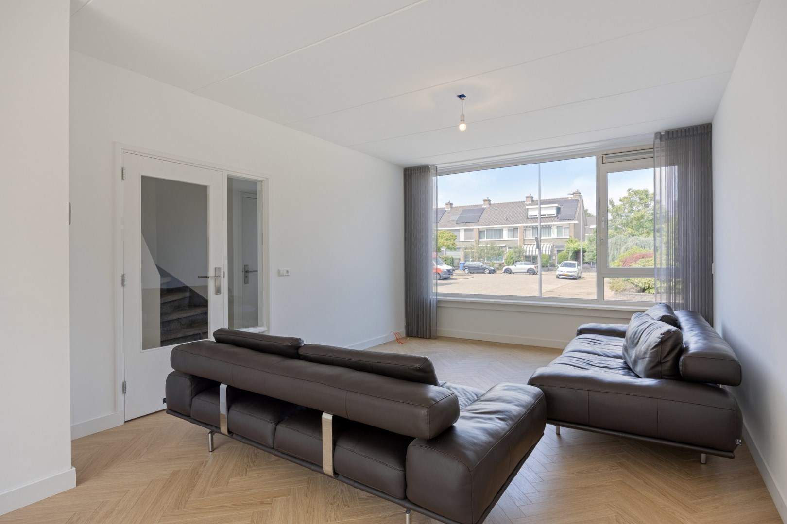 Ruime eengezinswoning met 5 kamers op eigen grond, 11 zonnepanelen en een centrale ligging in de wijk Ommoord. 