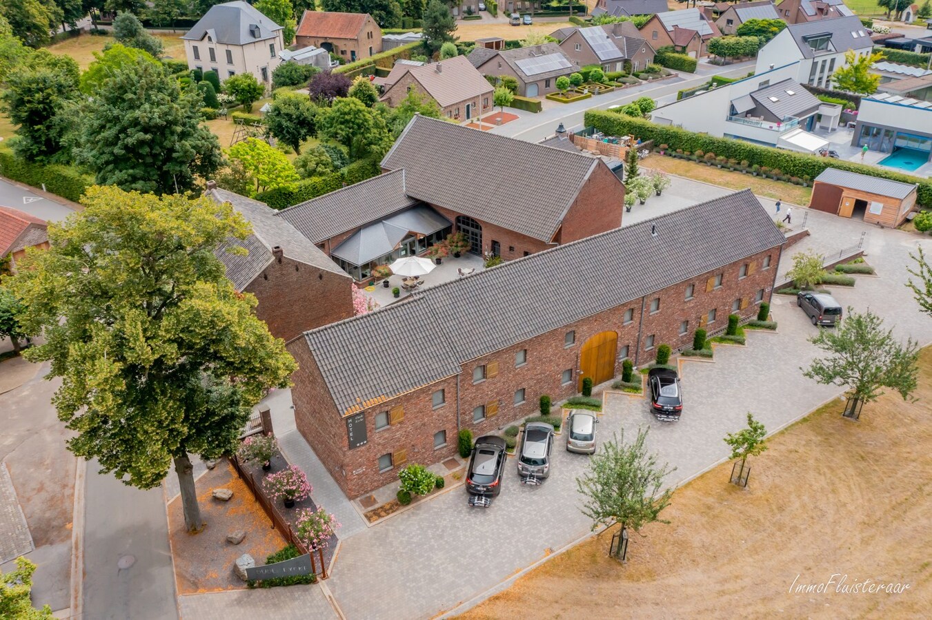 Unieke eigendom inclusief hotel en woonhuis op ca. 42 are te Aldeneik (Maaseik) 