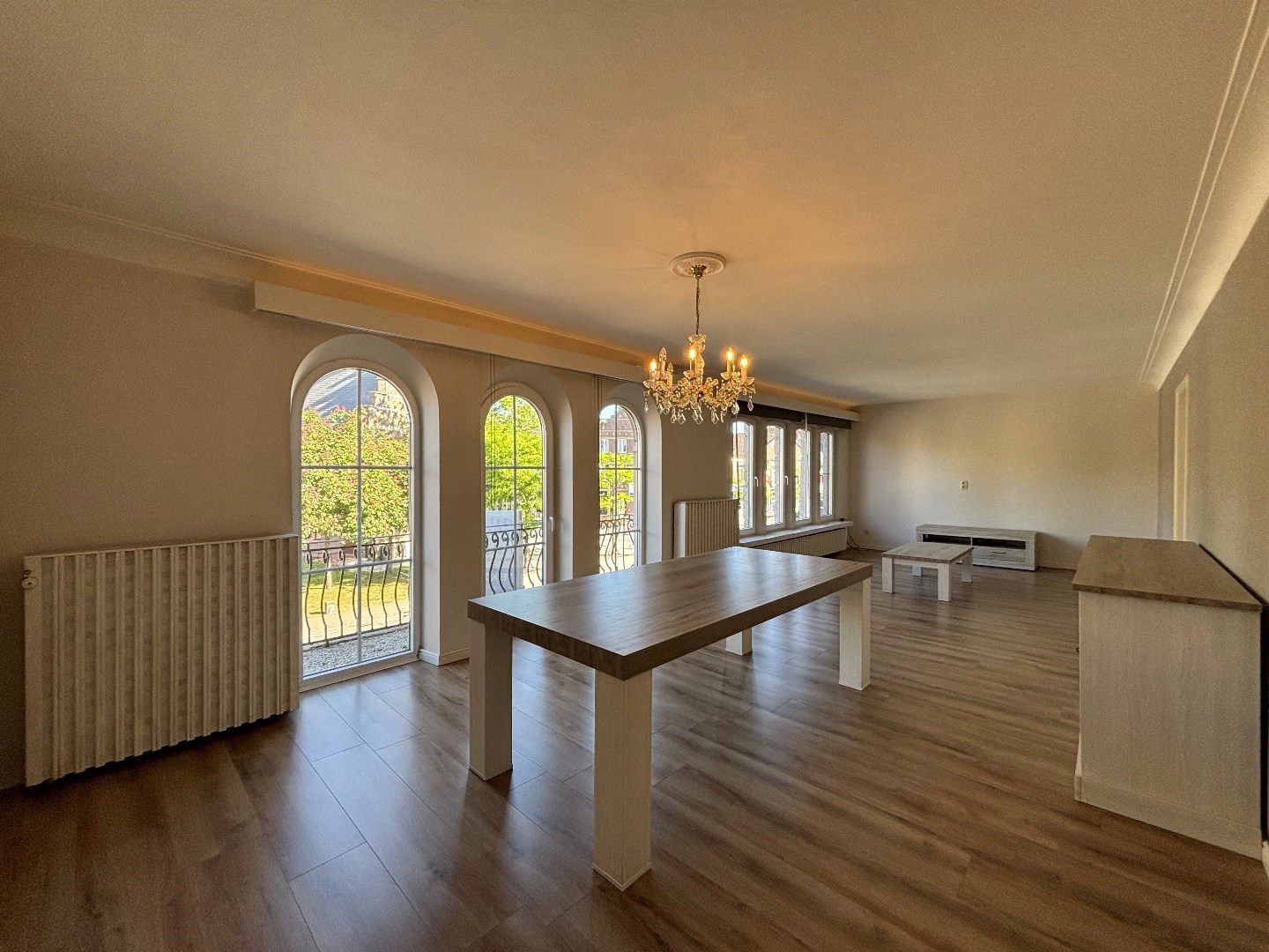 Instapklare duplex met 3 slpk. &amp; ruim terras (100 m&#178;) in hartje Neerpelt 