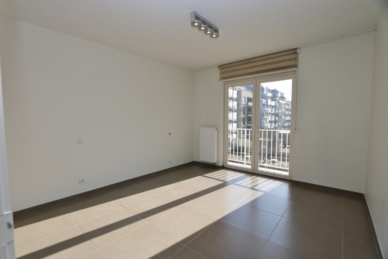 Non meubl&#233; - Superbe appartement de 120m&#178; avec place de parking dans l&#39;immeuble, &#224; proximit&#233; de l&#39;avenue Lippens. 