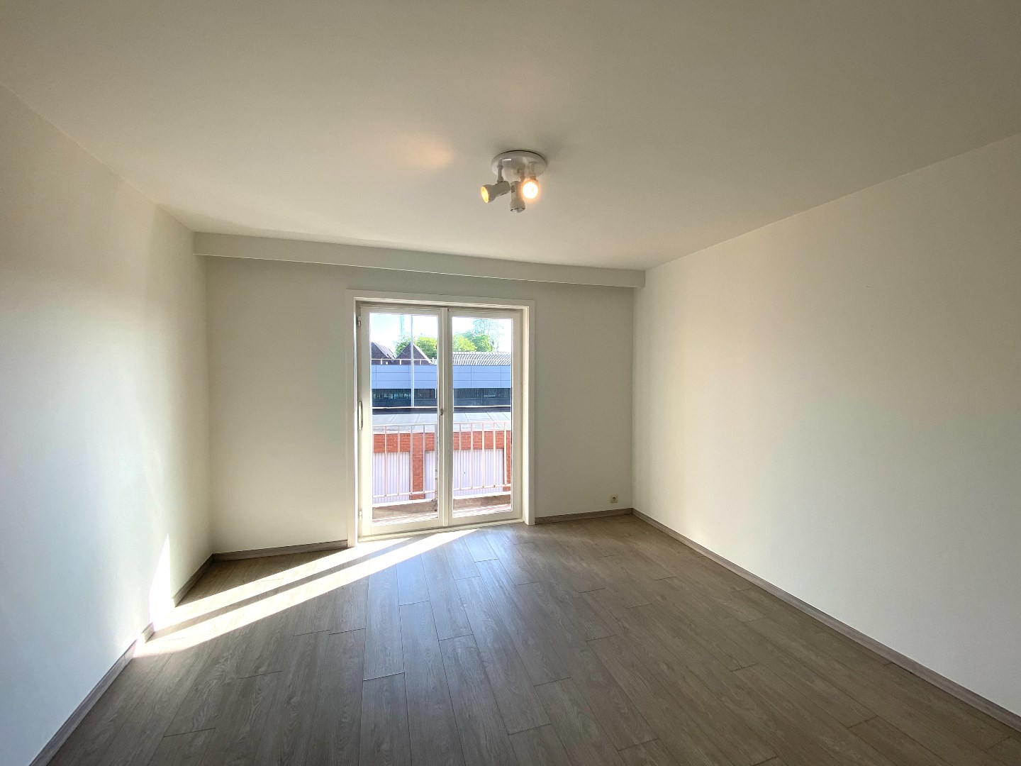 Instapklaar en zeer ruim appartement in hartje Waregem met 3 slaapkamers! 