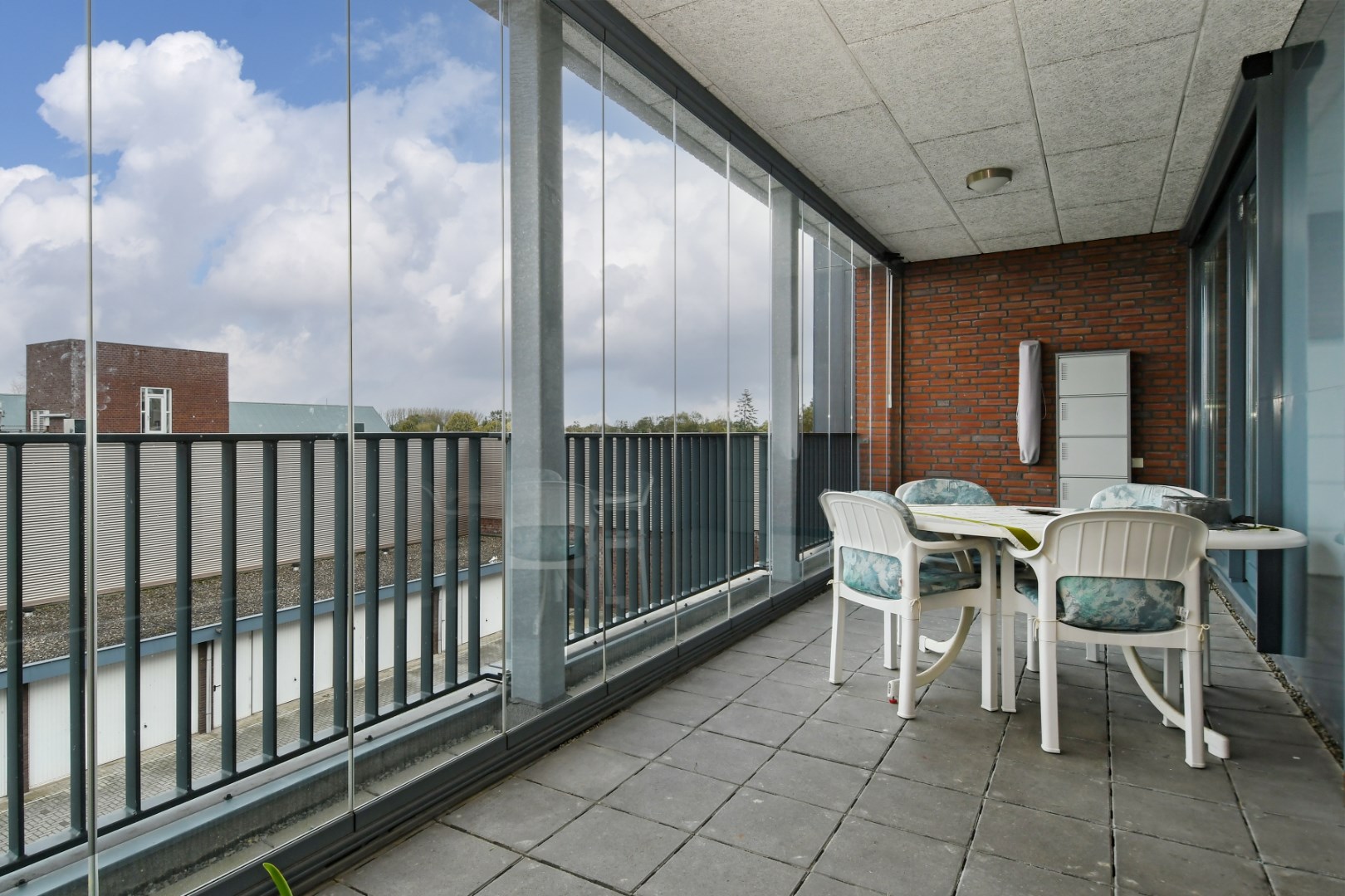 Ruim appartement in het centrum van Sevenum met twee slaapkamers, twee balkons en eigen garage met parkeerplaats op een afgesloten binnenplaats. 