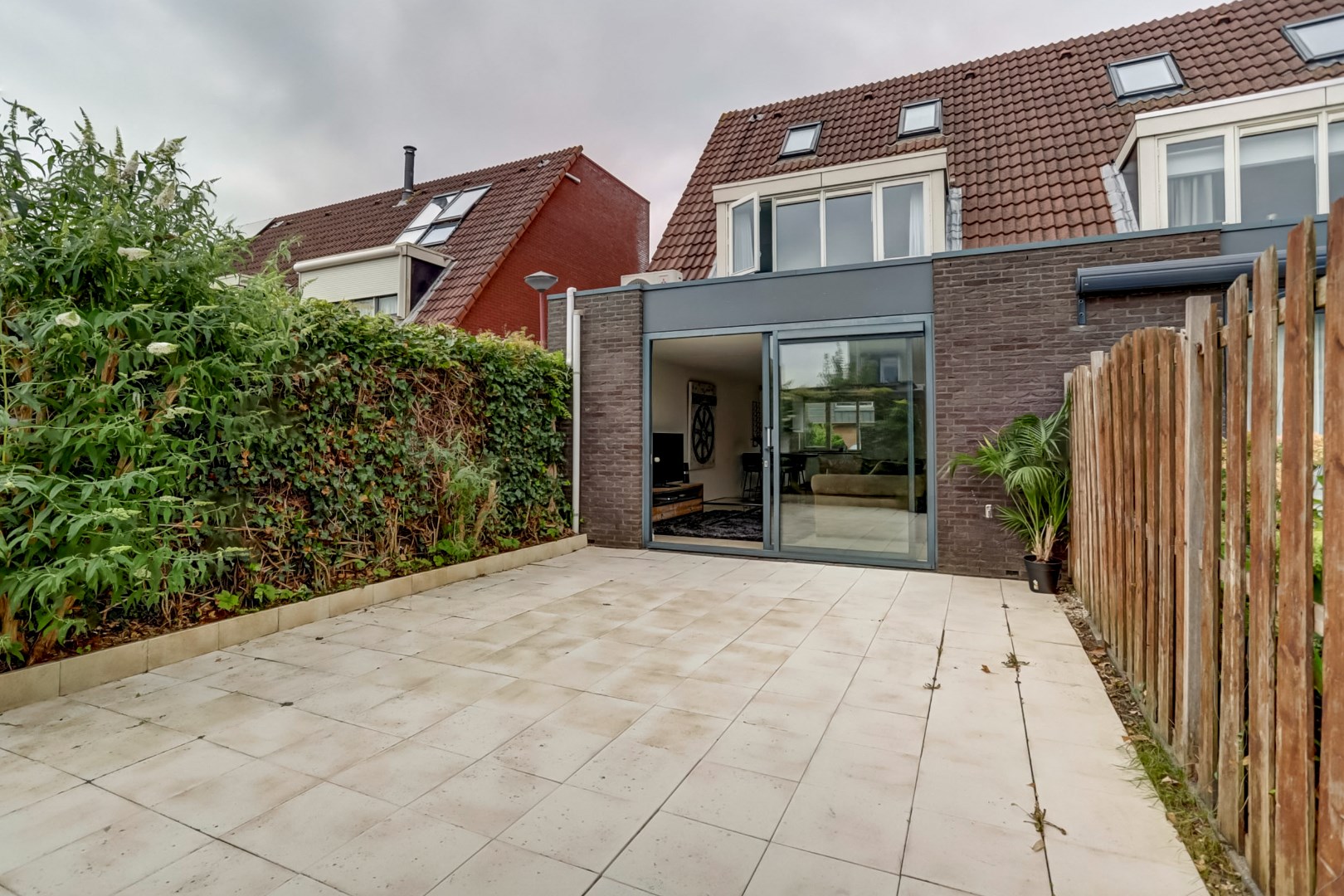 Kopers opgelet! Zonder te klussen te betrekken! Goed onderhouden 4-kamer hoekwoning met 3 ruime slaapkamers, moderne badkamer, ruime tuin op het zuidoosten, 10 zonnepanelen en gelegen op eigen grond! 