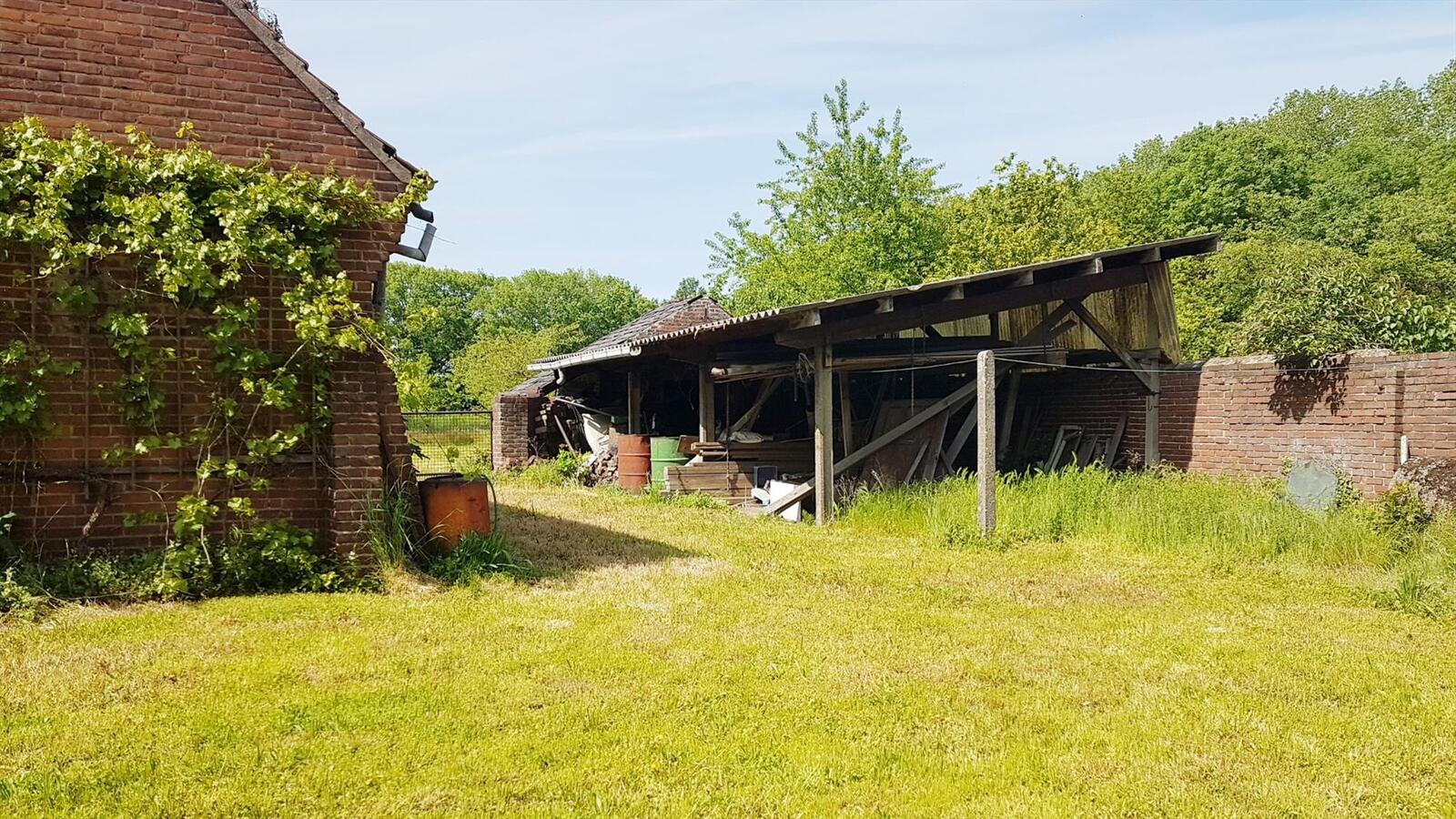 Gezellige te renoveren woning met stallingen op ca.72a te Neeroeteren 