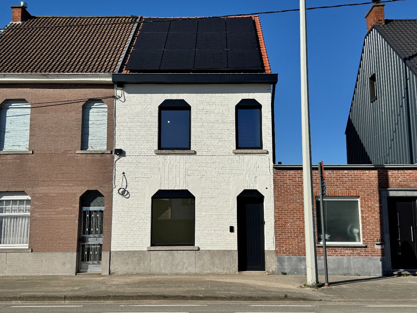 Instapklare, gerenoveerde woning met tuin, uitweg en carport 
