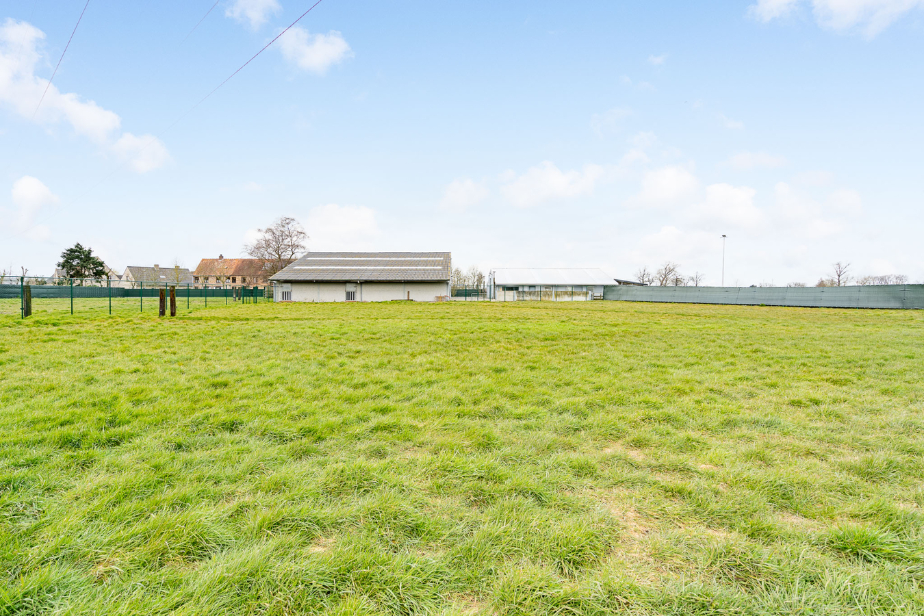 Landelijk gelegen hofstede met loodsen en weilanden op ca. 1,1ha te Zedelgem 