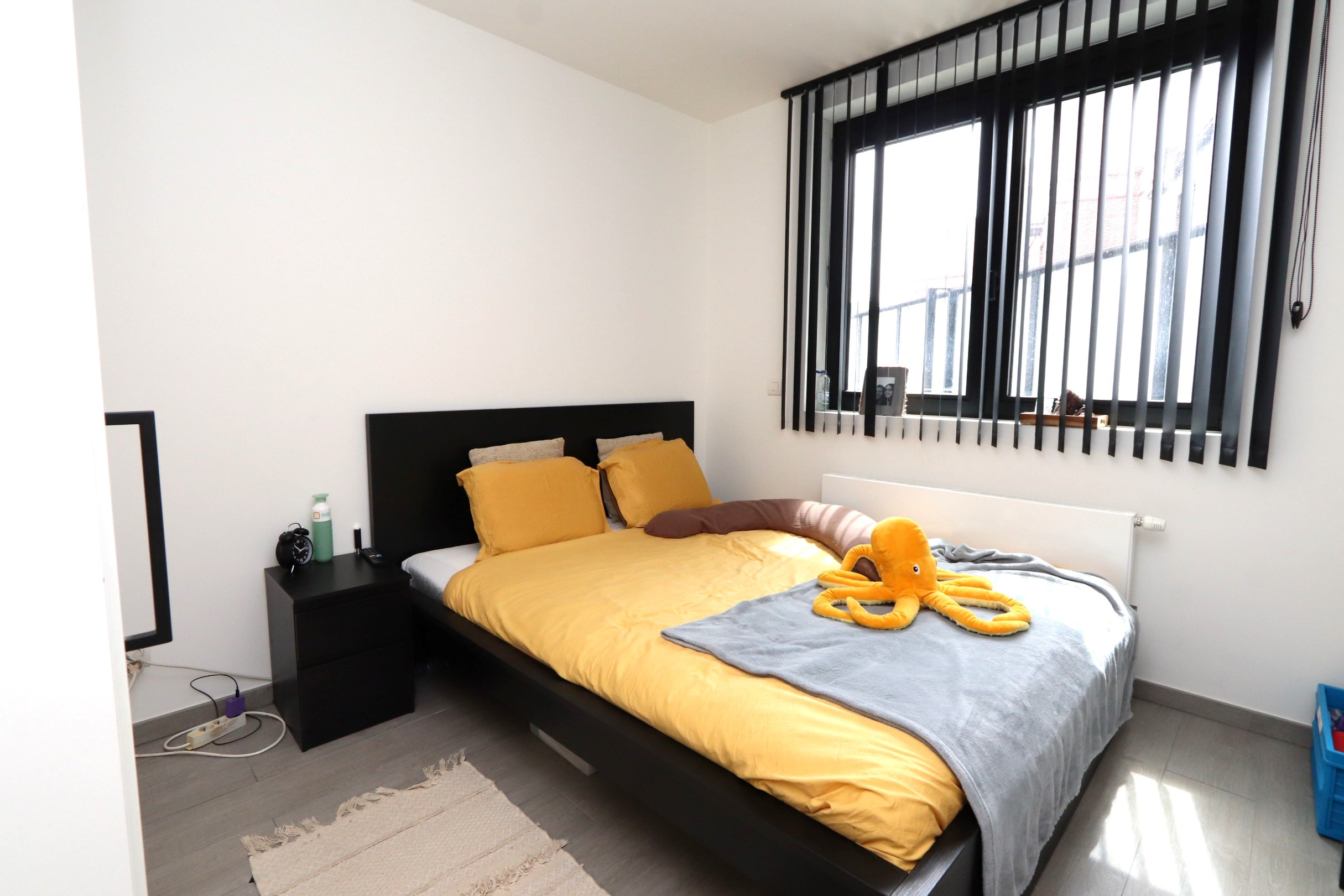 INSTAPKLAAR APPARTEMENT MET 2 SLAAPKAMER EN GARAGE 