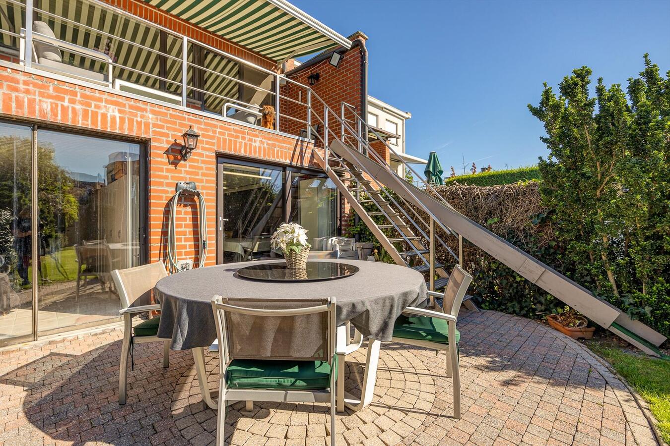 Zeer ruime bel-&#233;tage woning in een rustige woonwijk! 