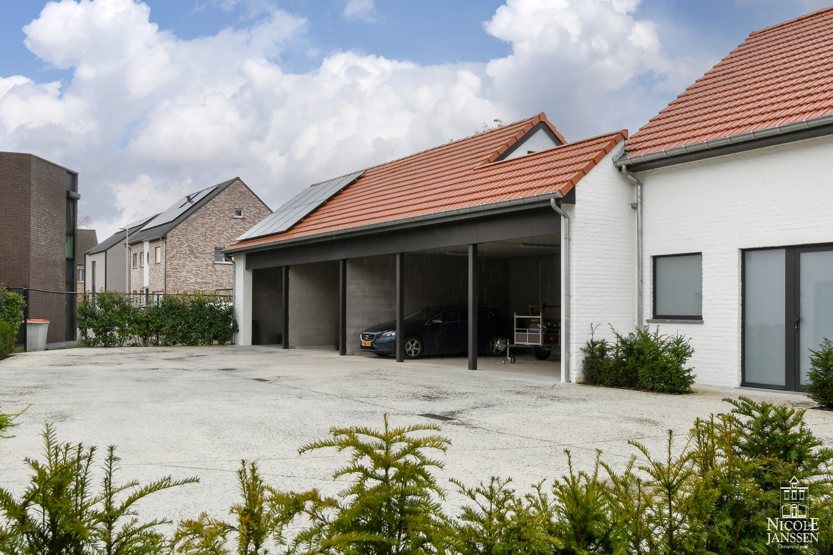 Met toegang tot de eigen carport en private berging 