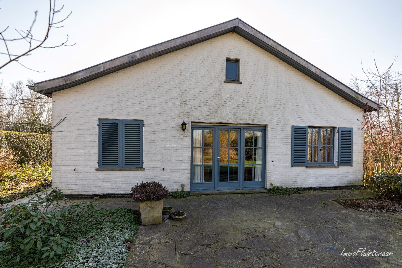 Laagbouwwoning met diverse aanhorigheden op ca. 7500 m&#178; te Ursel 